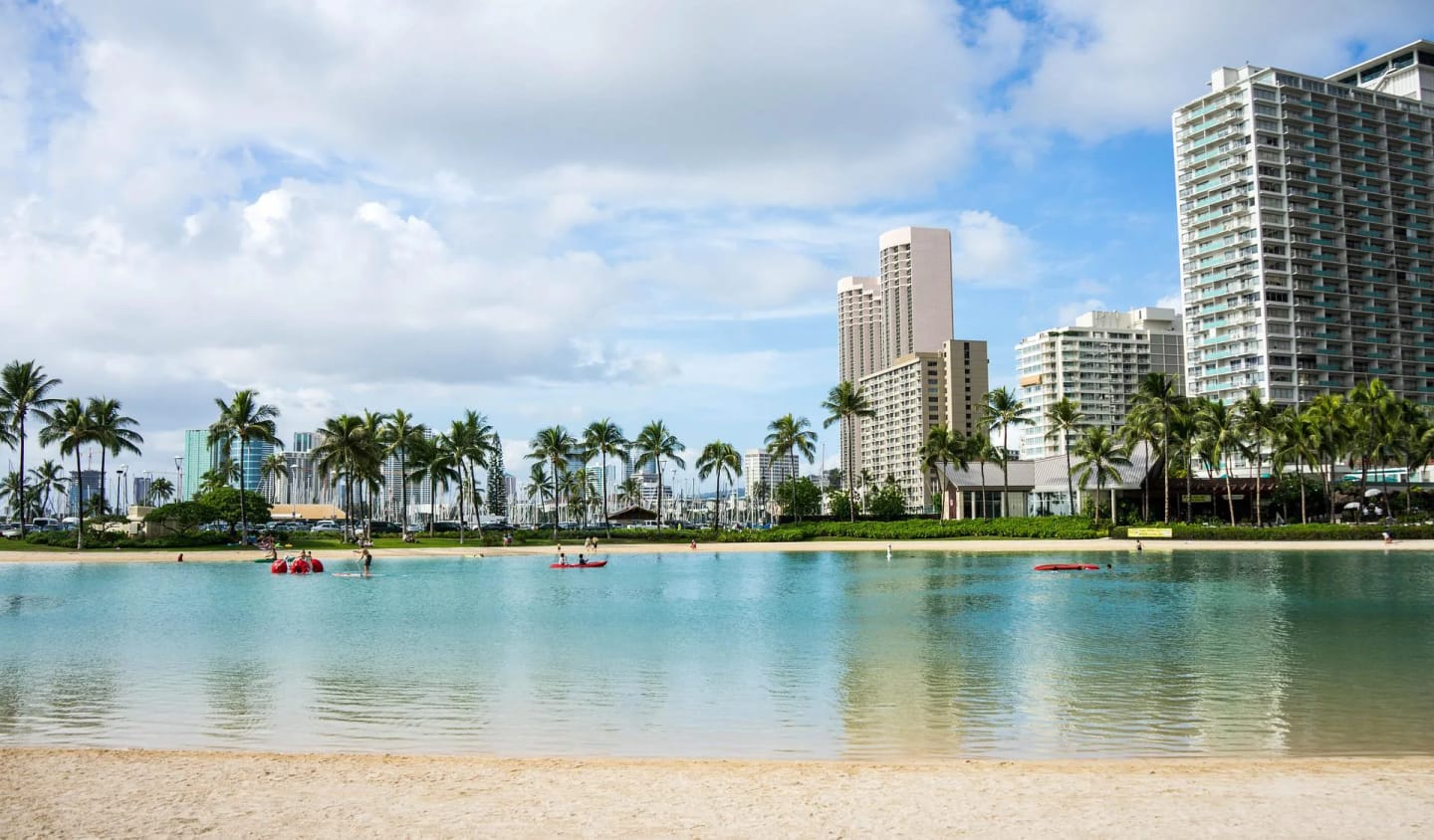 Una tra le mete più suggestive e sognate dai turisti è senz’altro Oahu, la terza isola per estensione dell’arcipelago delle Hawaii. Dal mare cristallino e dal clima caldo e temperato, è Oahu ad ospitare la capitale Honolulu e la famosa Pearl Harbor. Di o